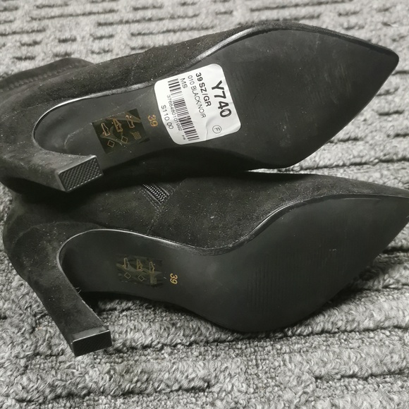 BNWT faux suede pointed toe booties - Picture 2 of 2